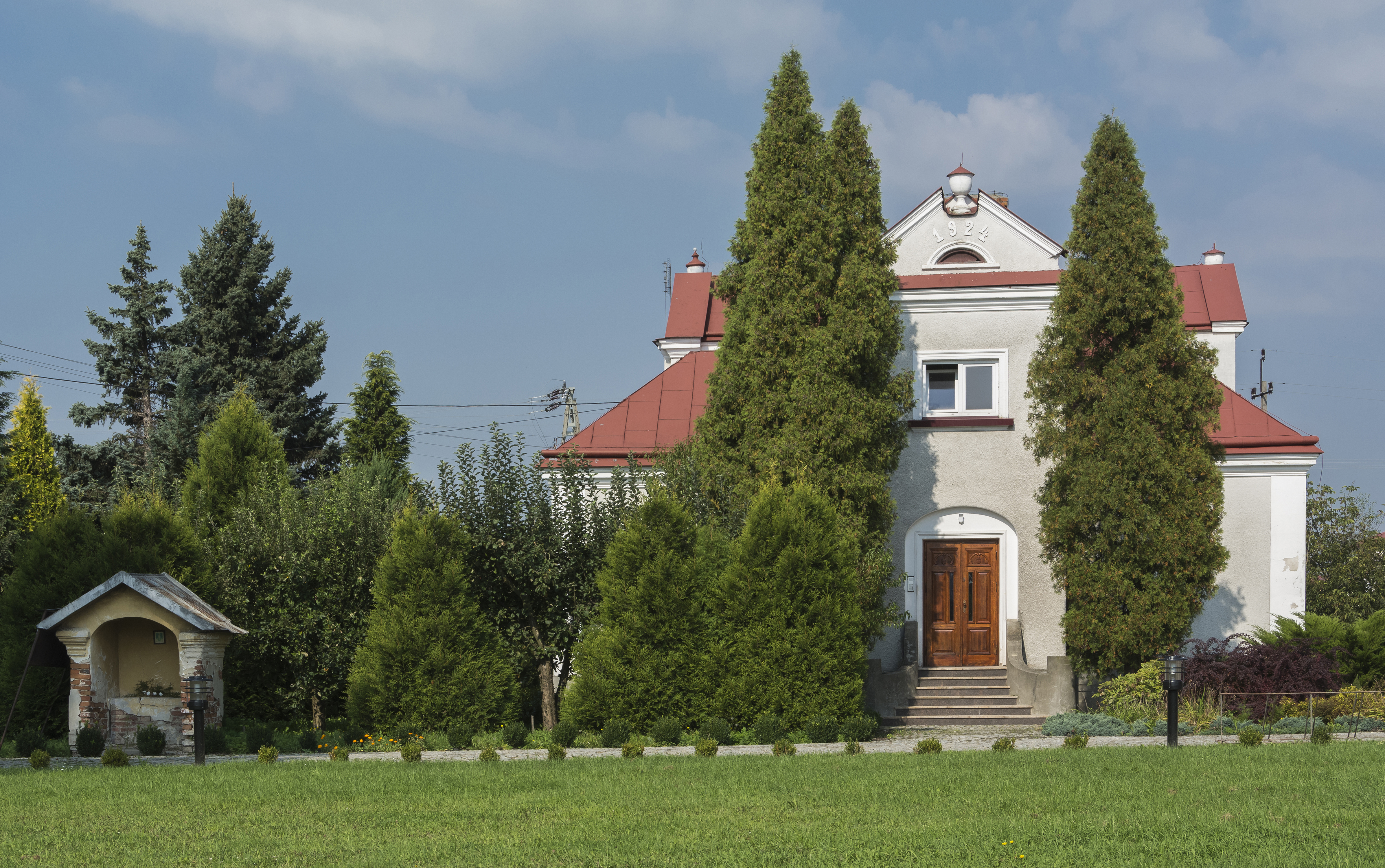 2014 Mielec, ul. Rzochowska, kapliczka III i plebania
