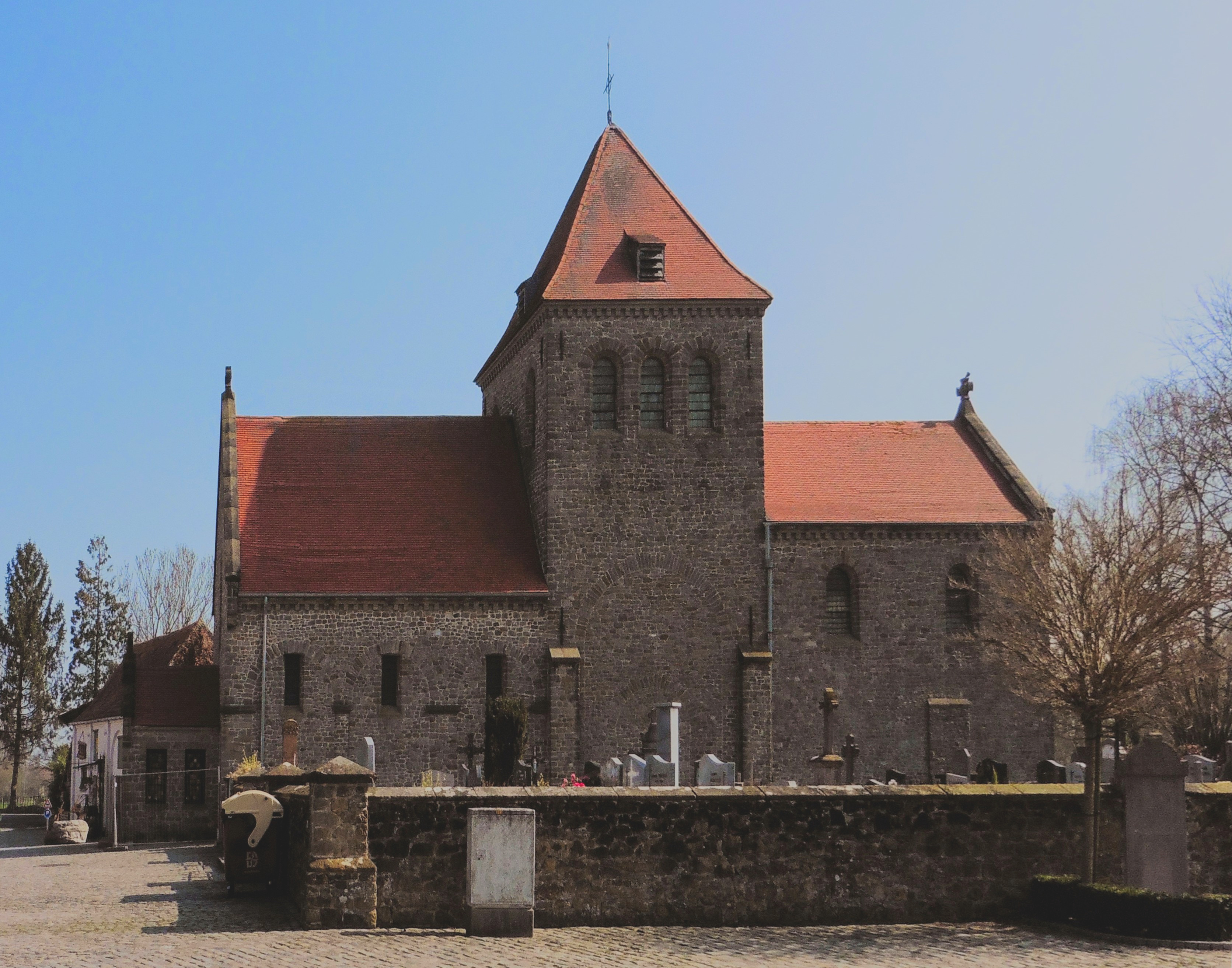 Aubechies, L'église Saint-Géry et son cimetière