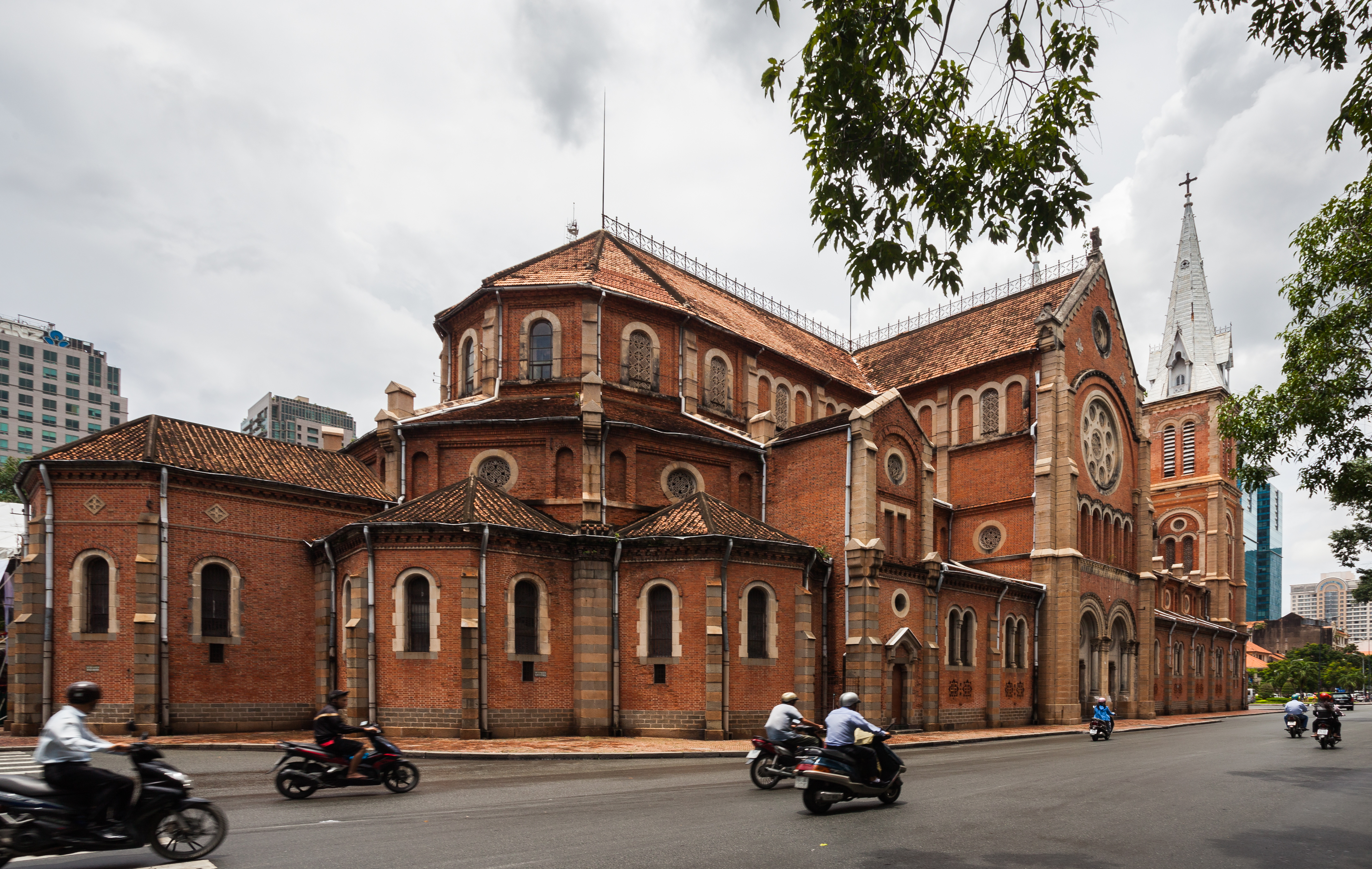 Basílica de Nuestra Señora, Ciudad Ho Chi Minh, Vietnam, 2013-08-14, DD 01