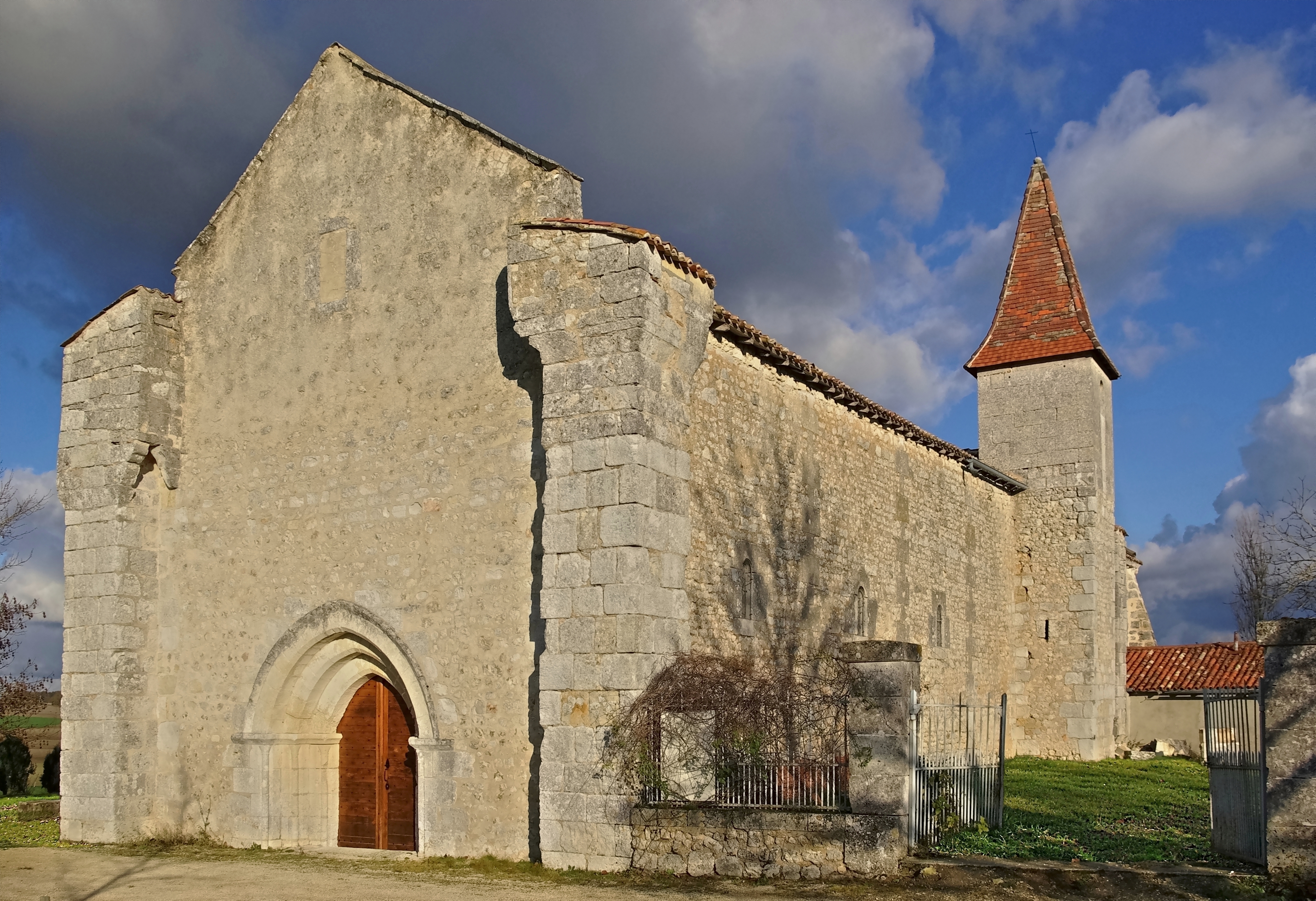 Bessac 16 Église fortifiée 2011