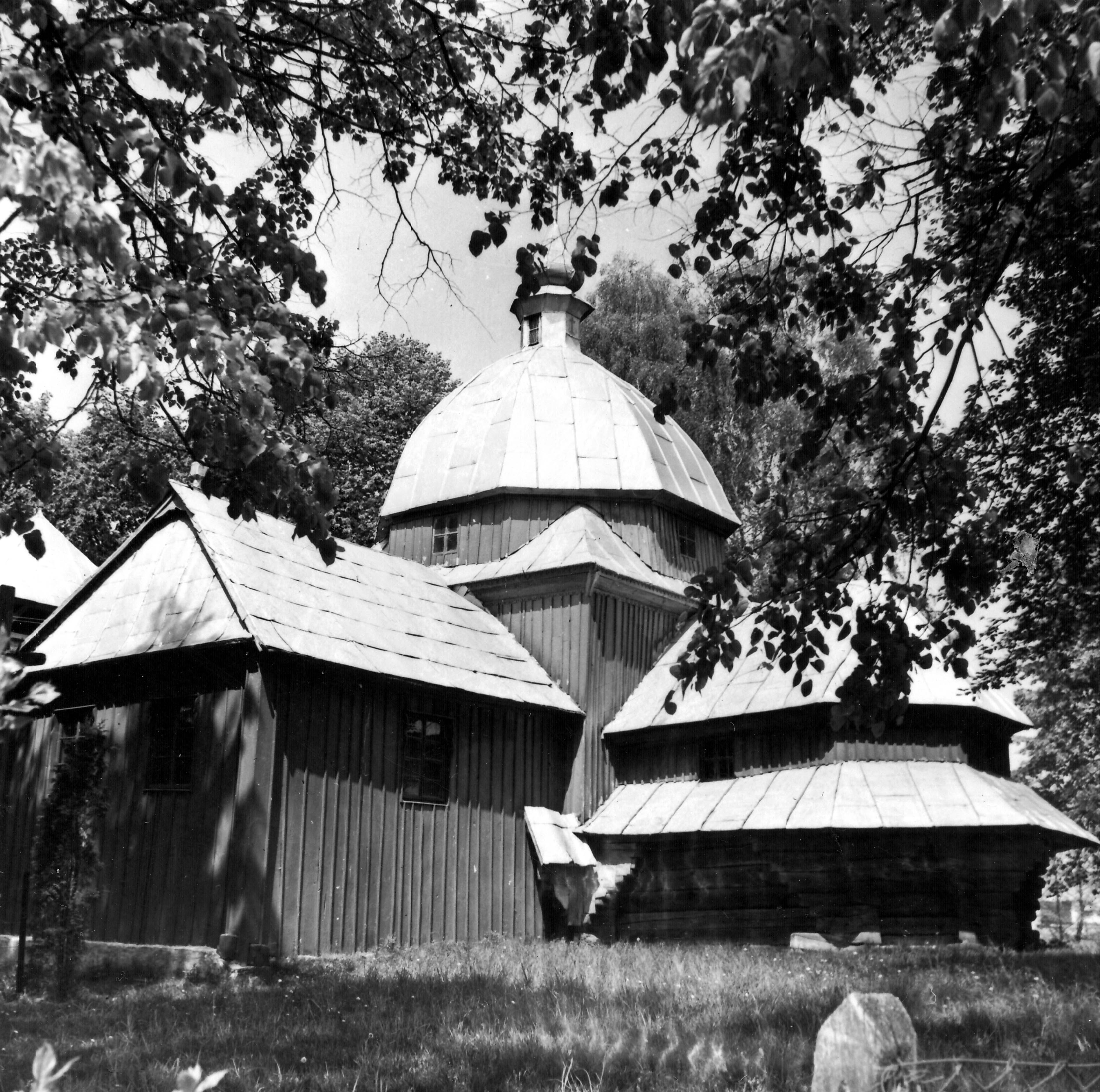 Церква святої Параскеви, Шкло