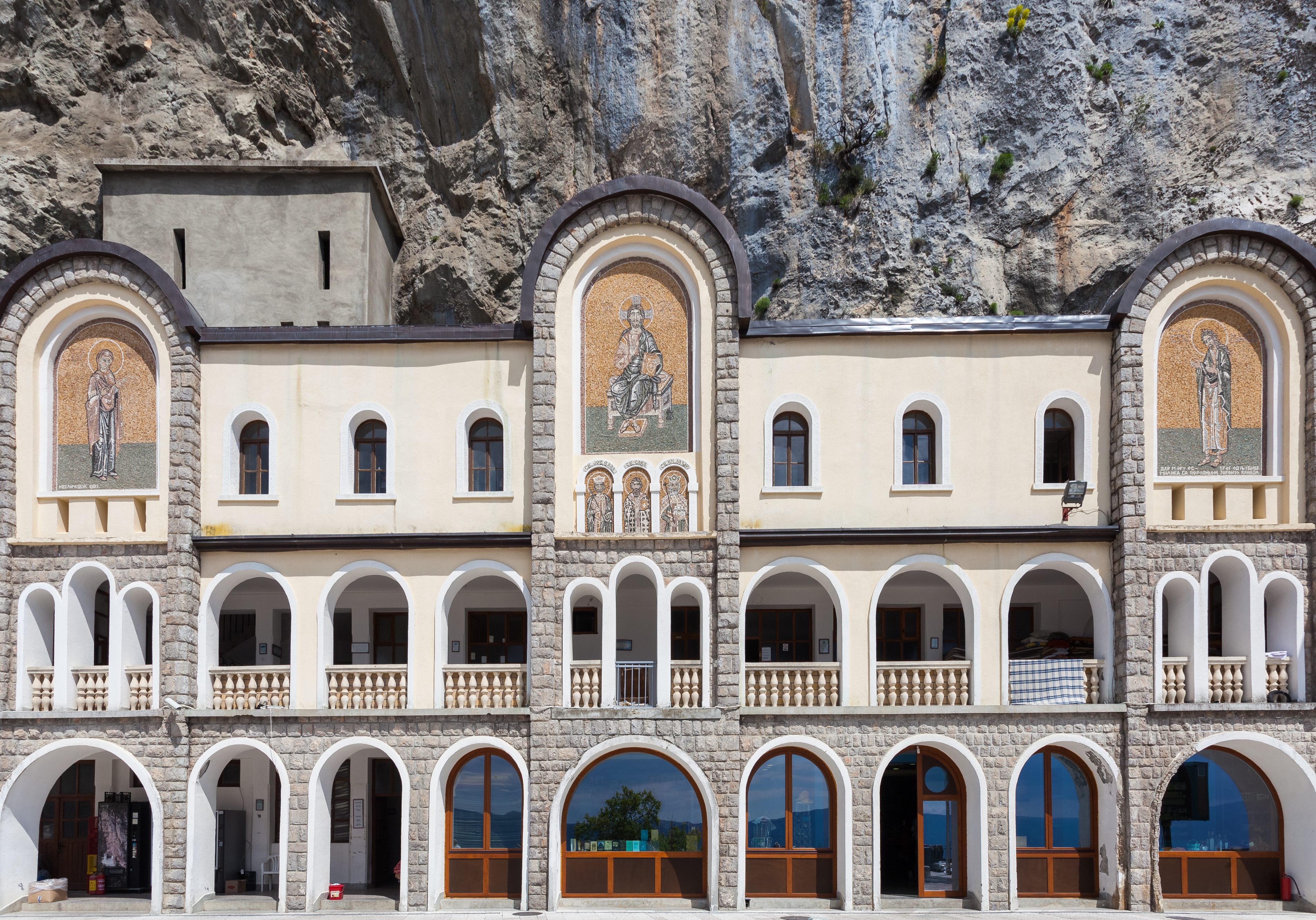 Esplanada del Monasterio de Ostrog, Montenegro, 2014-04-14, DD 08