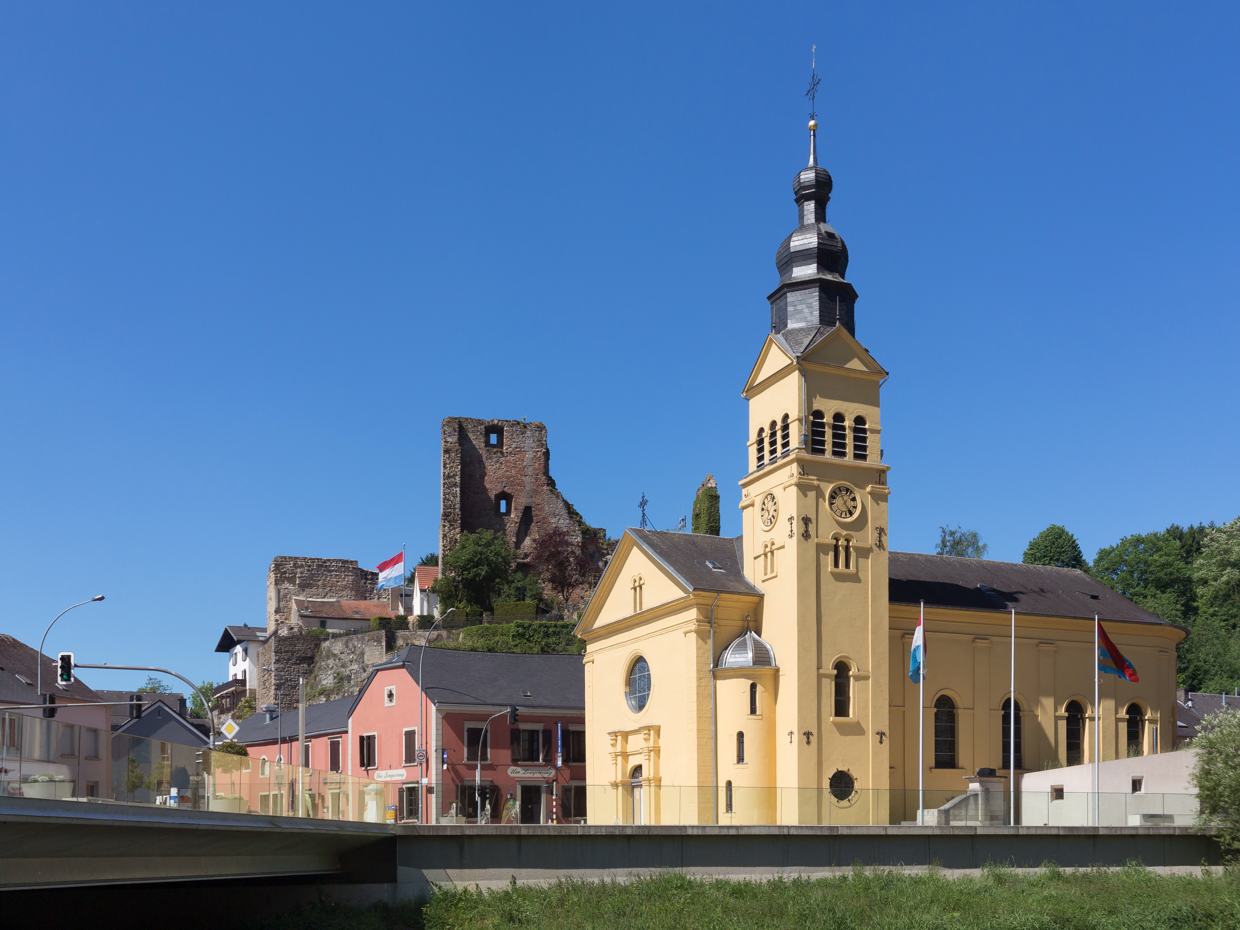 Hesperange, kerk met kasteelruïne oeg positie1 foto9 2017-05-26 11.18