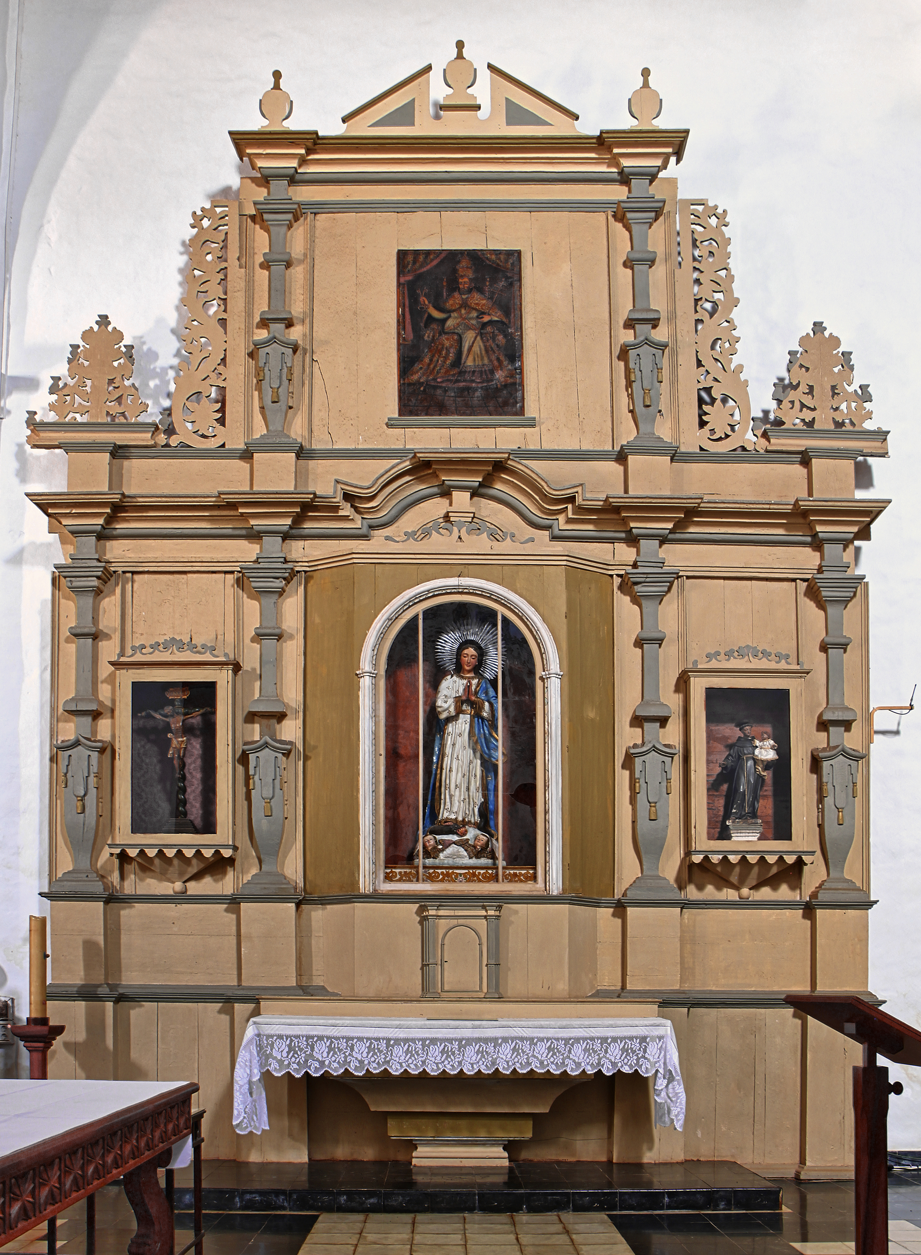 Iglesia de Nuestra Señora de la Antigua - side altar cl
