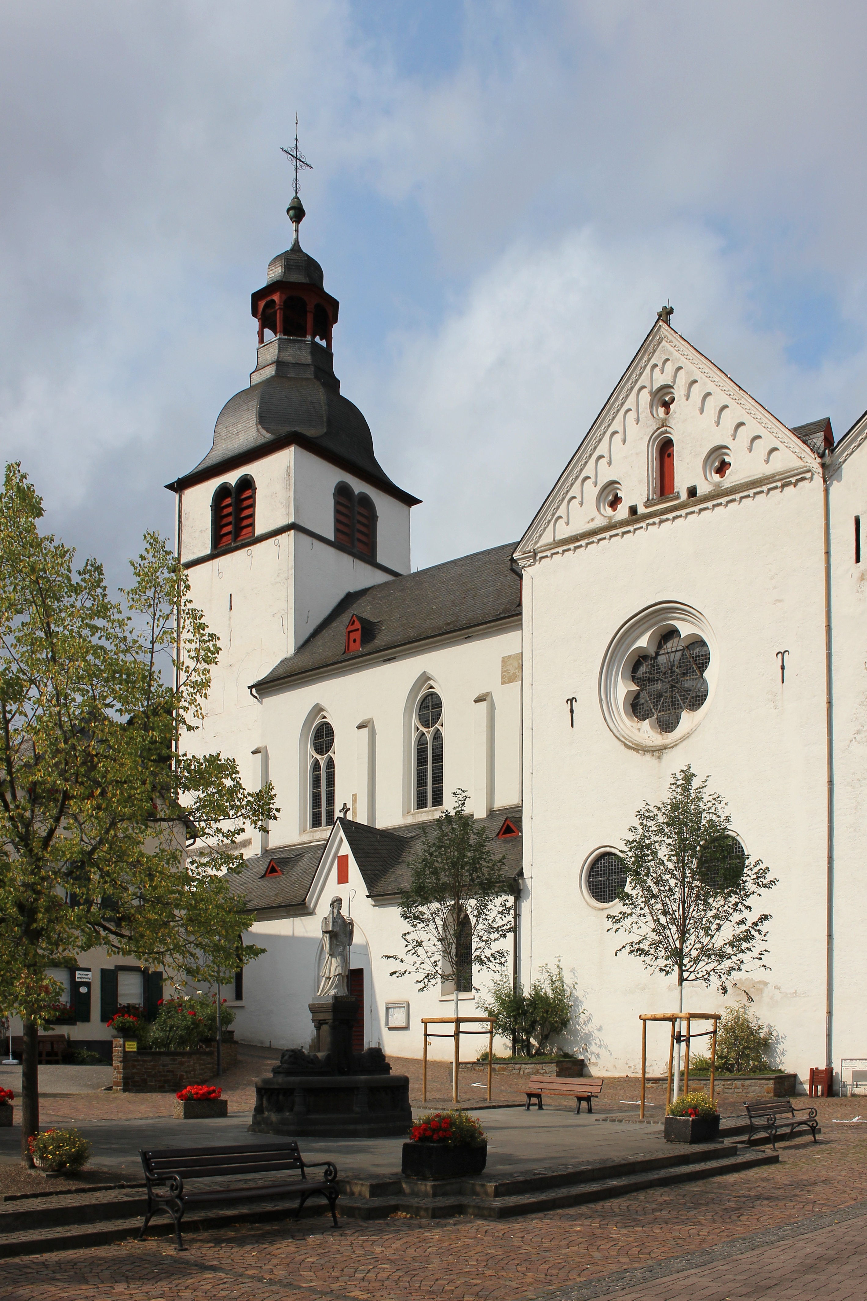 Karden, St. Castor, Lindenplatz (2018-08-27)