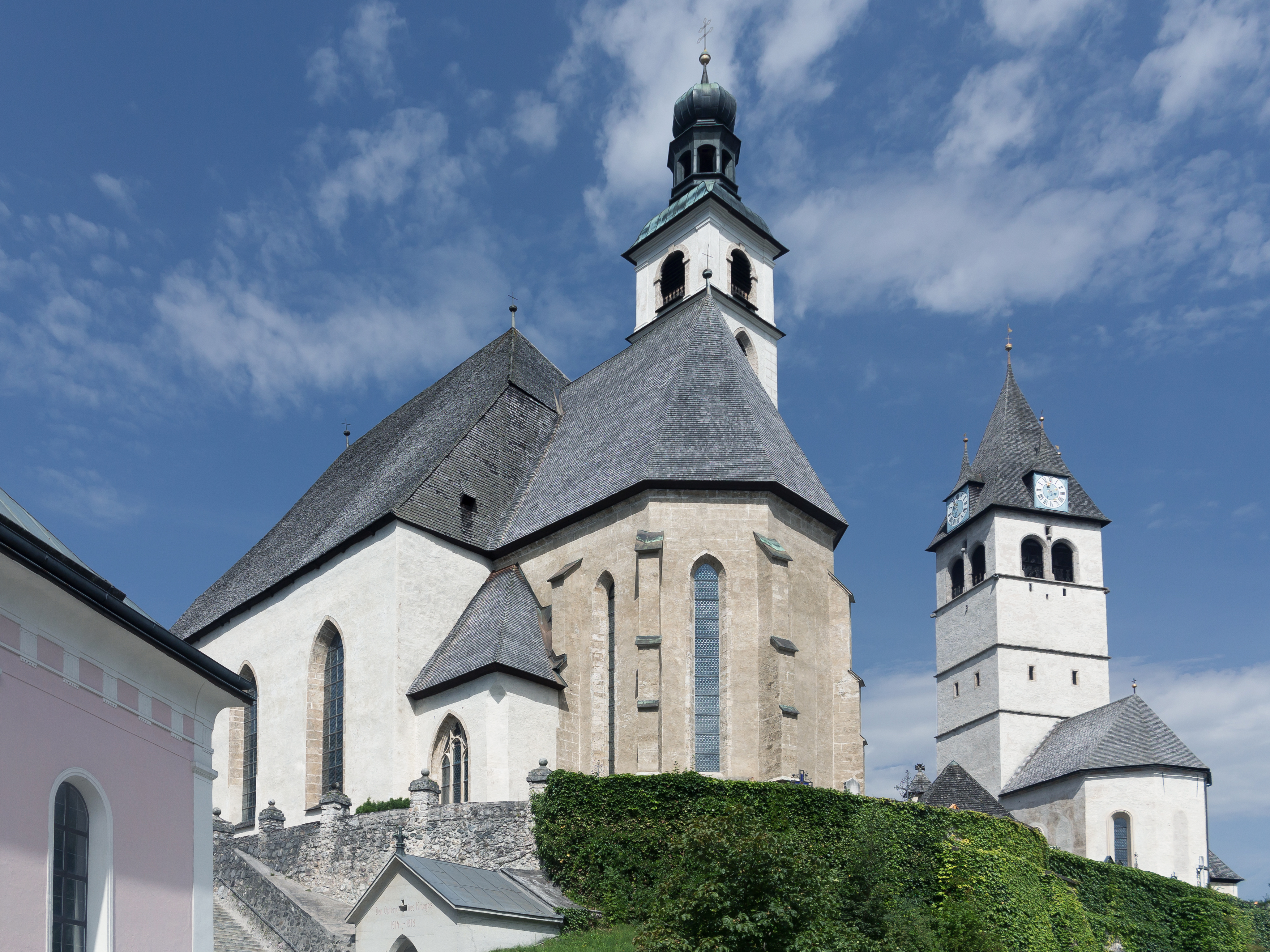 Kitzbühel, links die Katholische Pfarrkirche Sankt Andreas Dm64400 rechts die Liebfrauenkirche Dm110107 foto92017-08-03 11.05