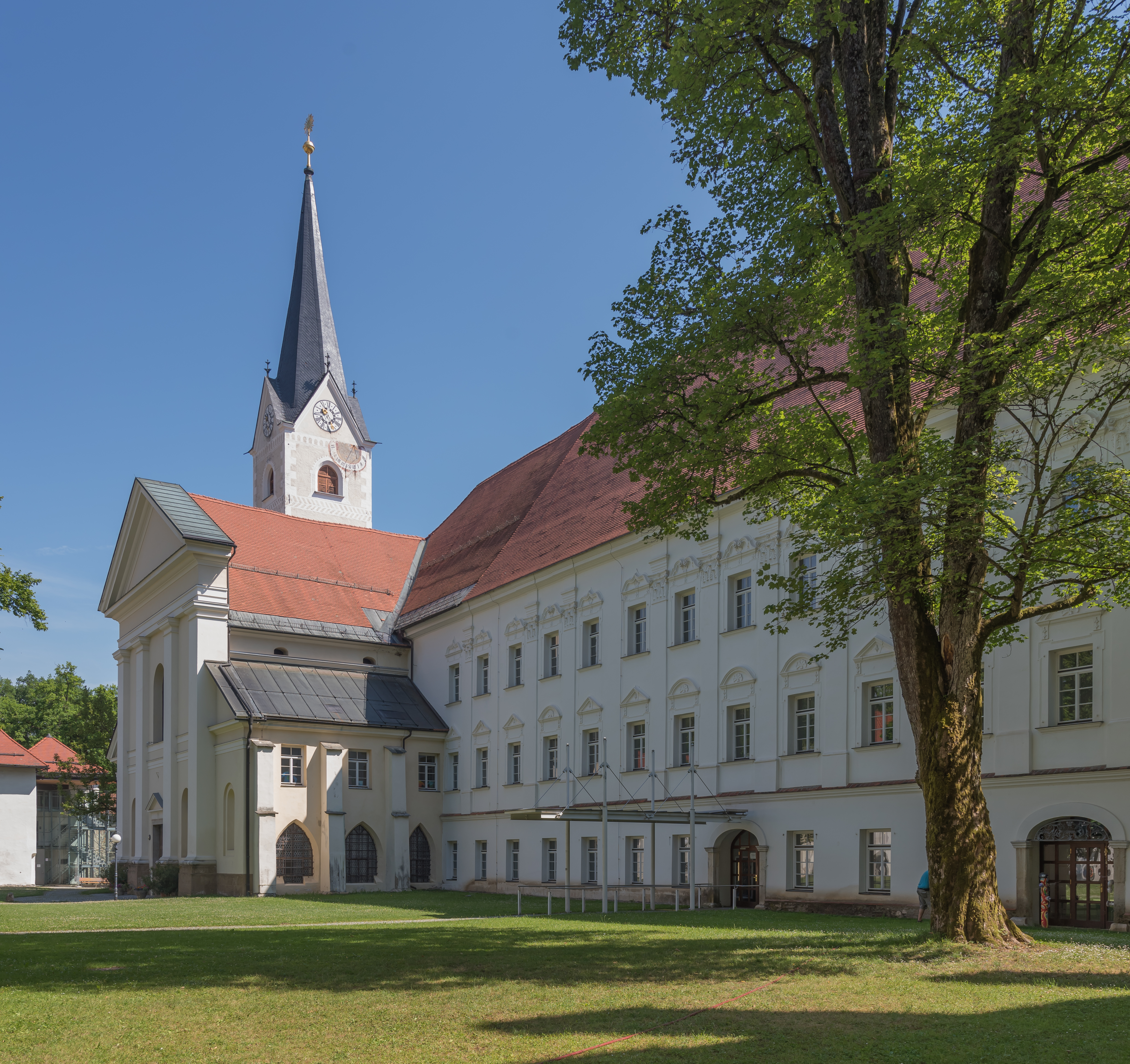 Klagenfurt Stift Viktring Marienhof Stiftskirche SW-Ansicht 08062015 4602