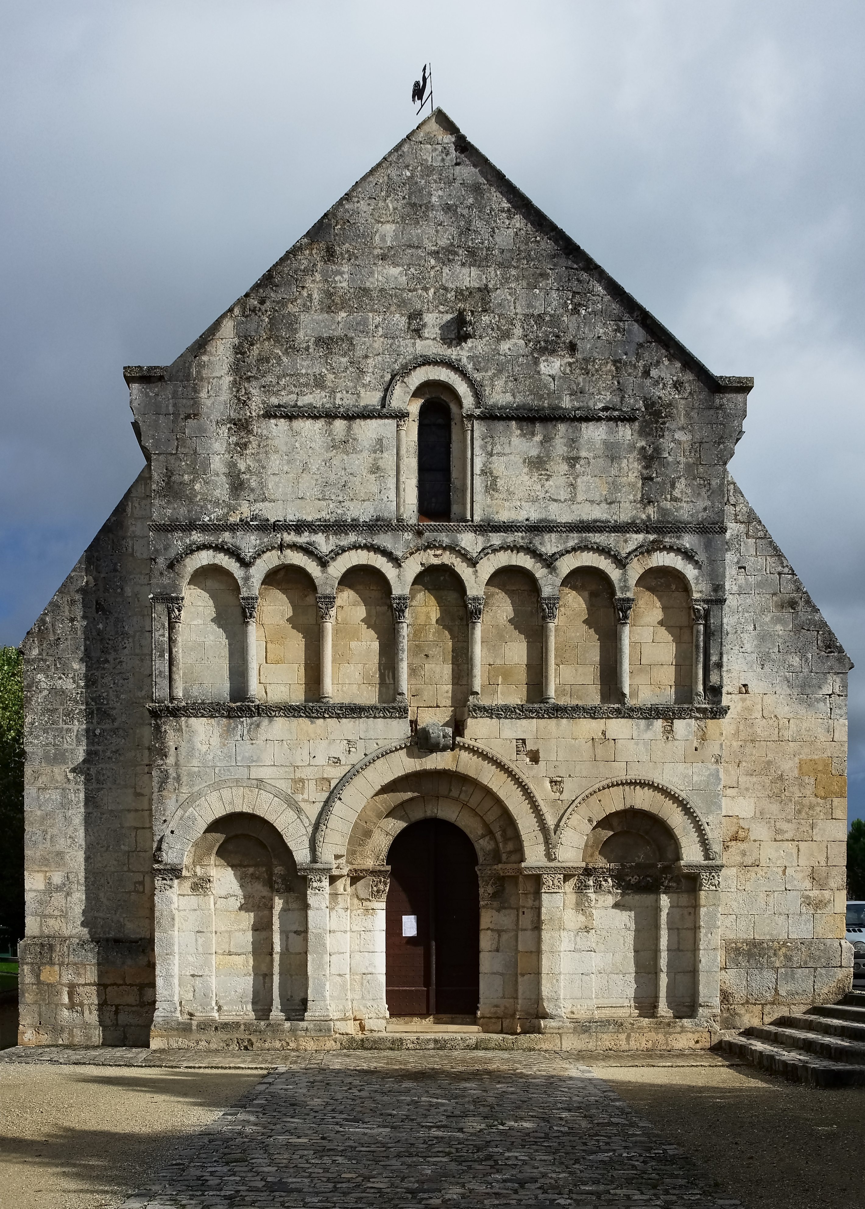 La Couronne 16 Église façade 2012