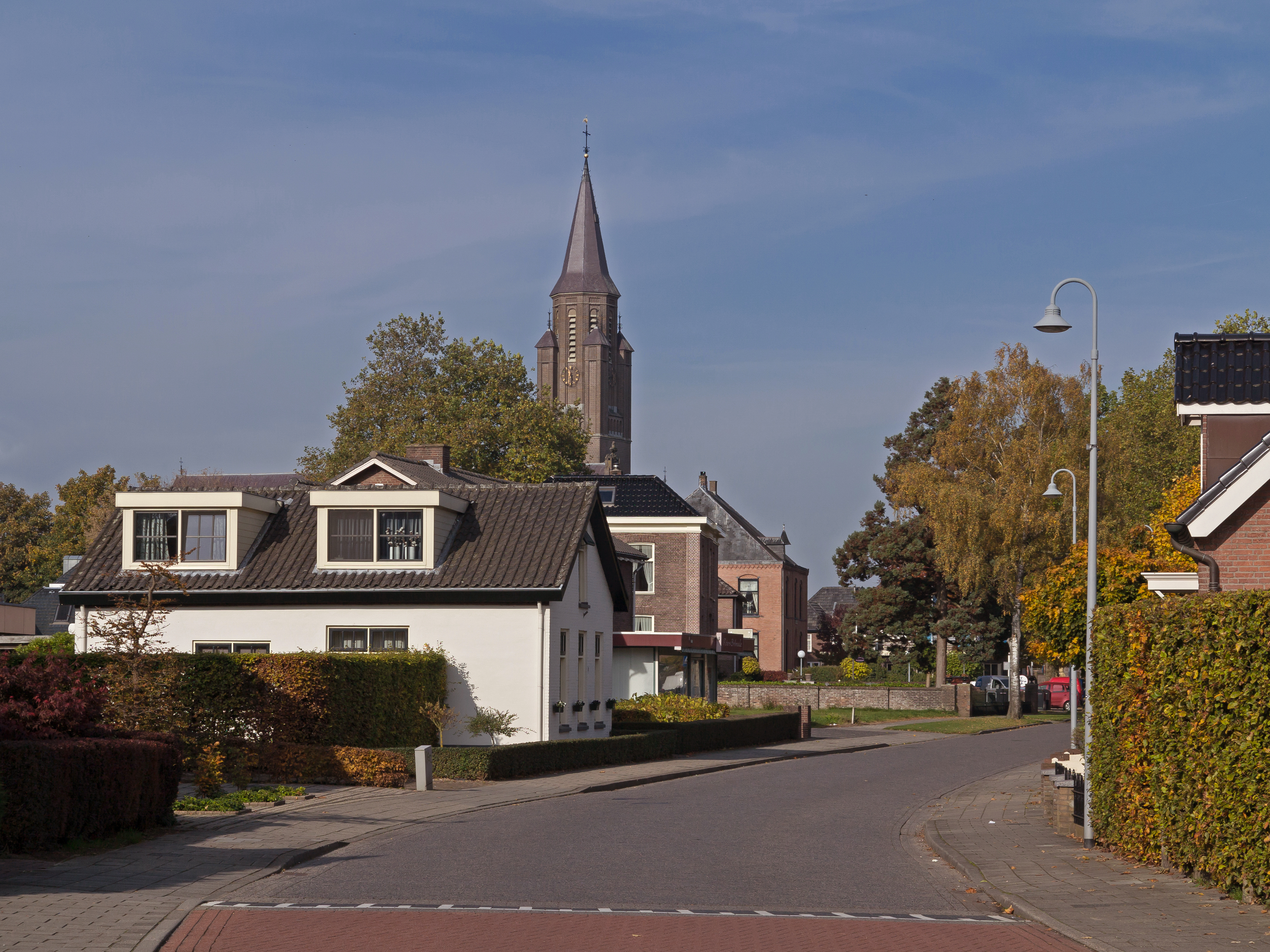 Millingen ad Rijn, toren van de Sint-Antonius van Paduakerk in straatzicht foto7 2015-10-26 11.26