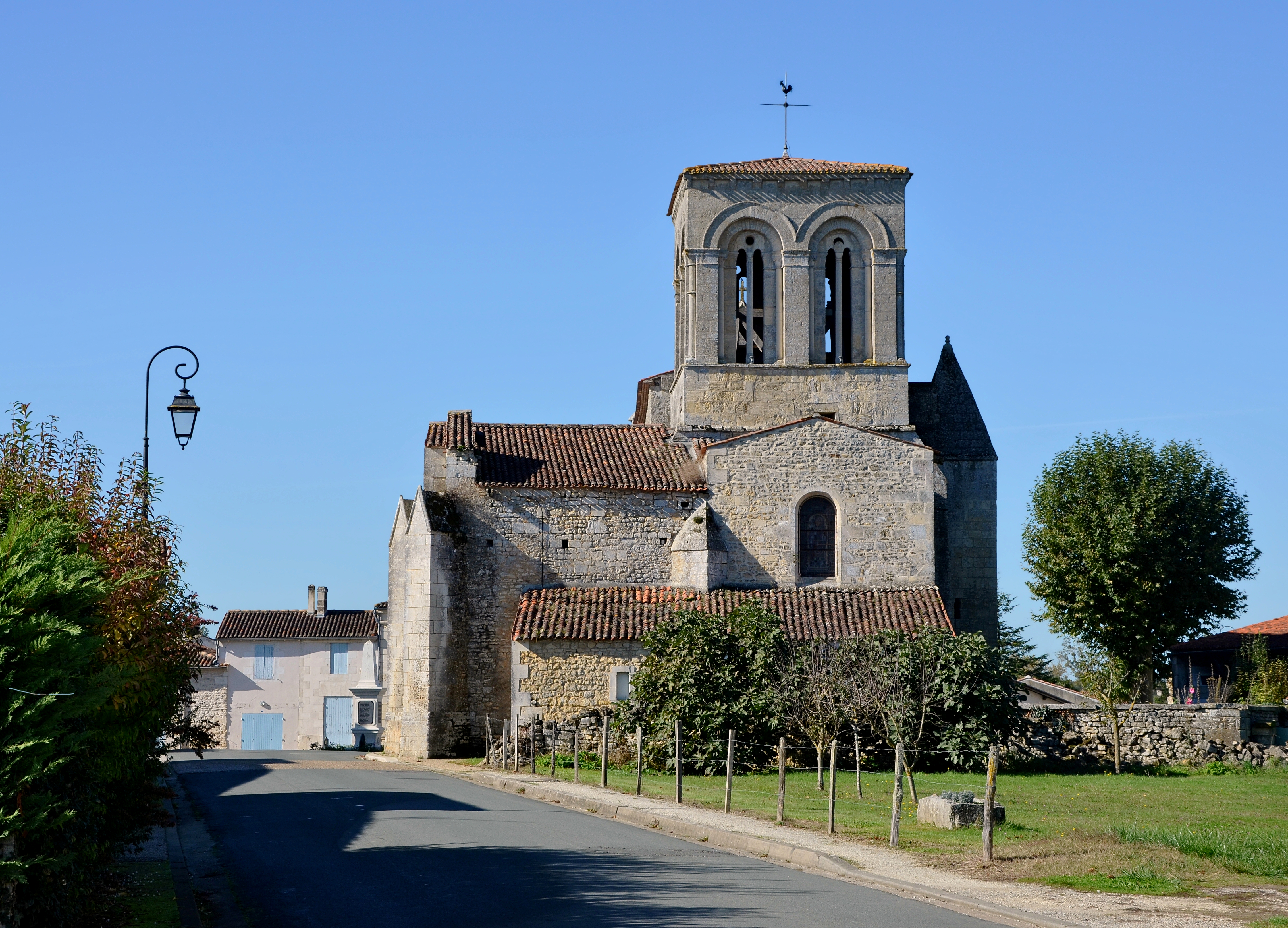Montpellier-de-Médillan 17 D136&église 2014
