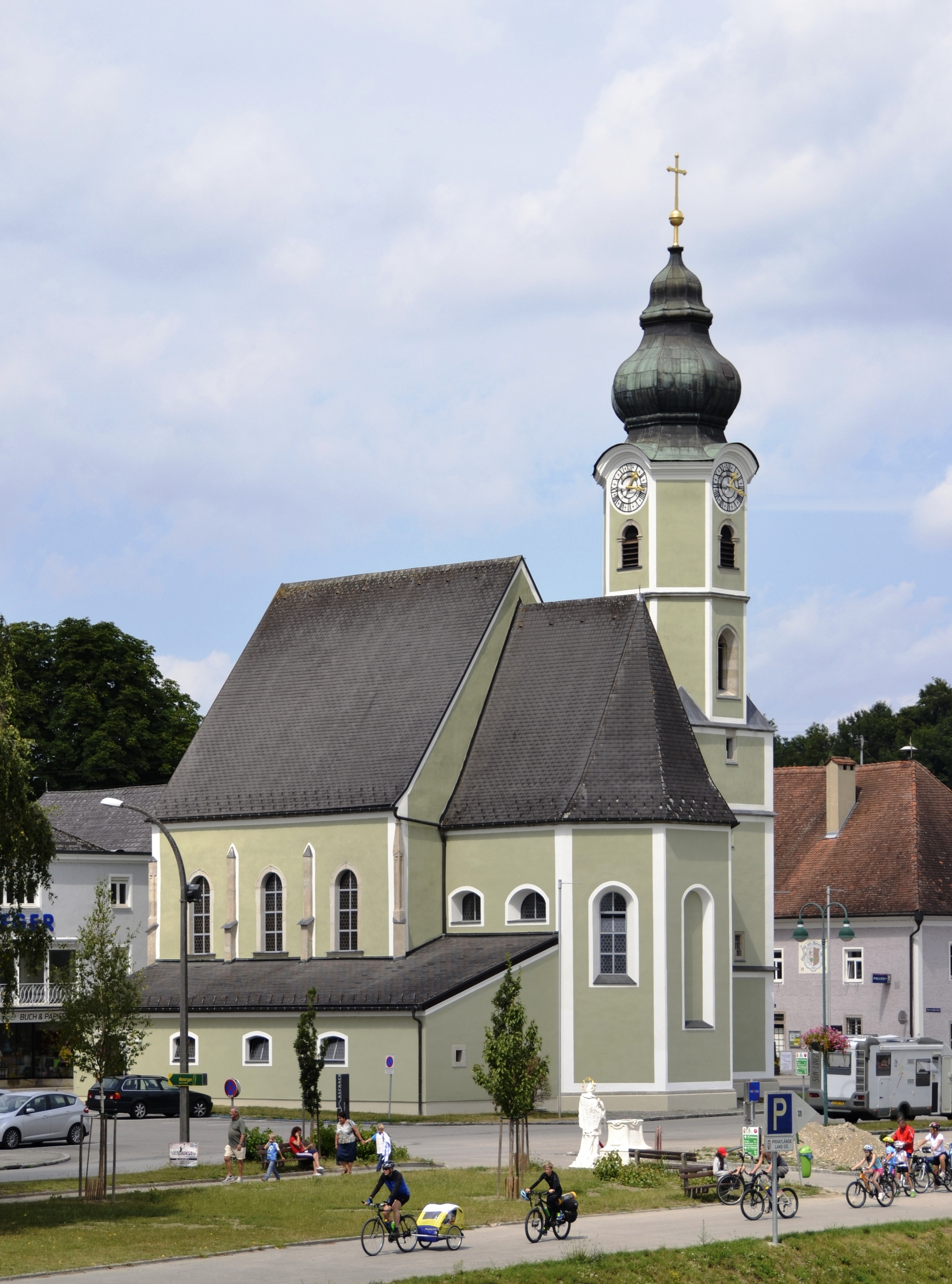 Pfarrkirche mit dem Donaukreuz