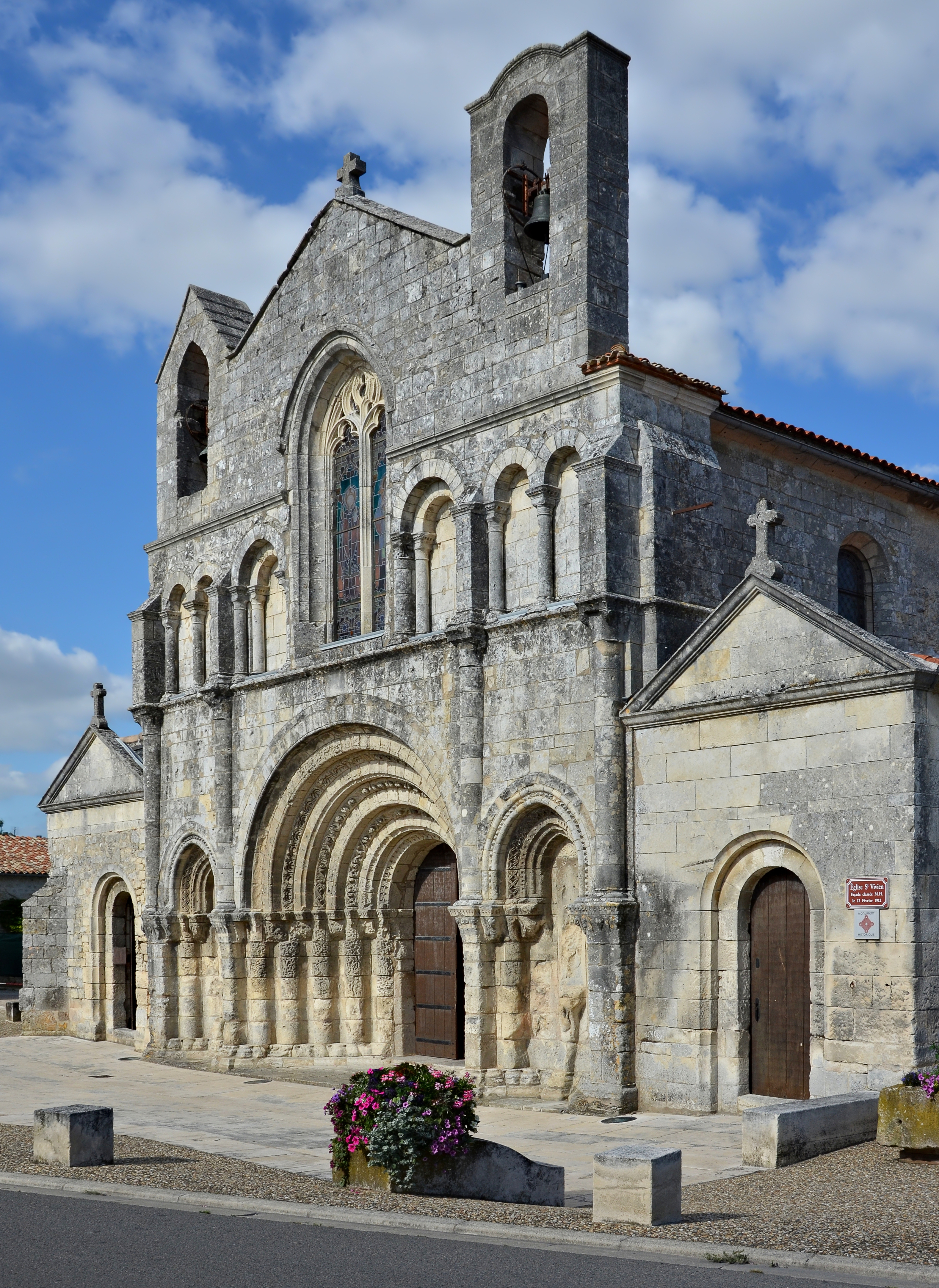 Pons 17 Église façade 2014