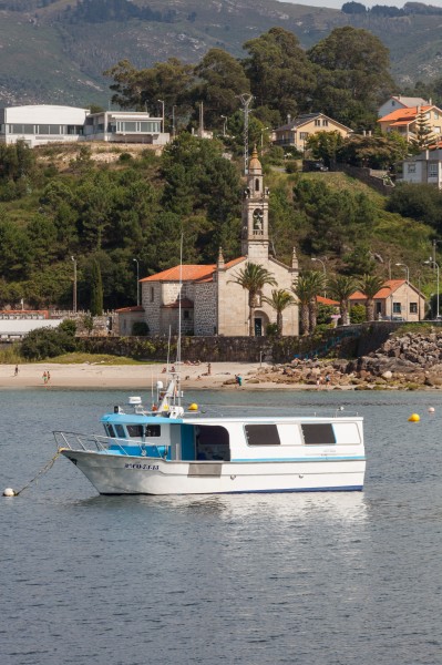 2014 Barco pesqueiro ante a igrexa de San Vicente de Noal. Porto do Son. Galiza-P08