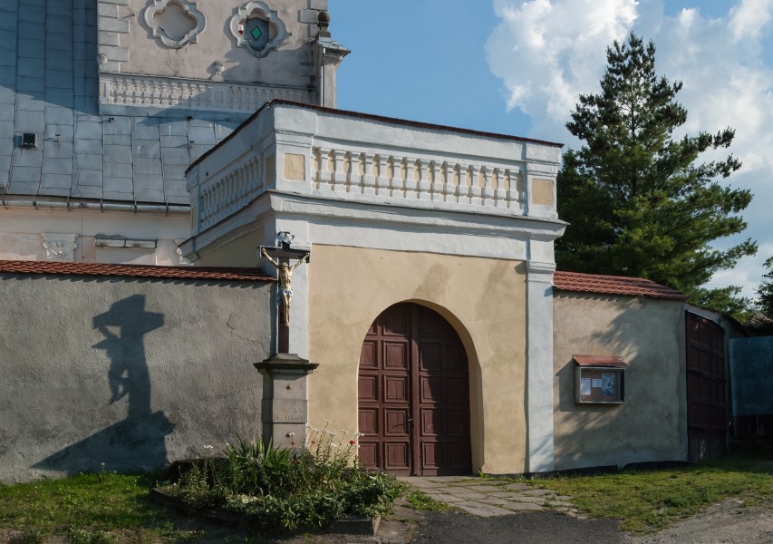 2014 Gorzanów, kościół św. Marii Magdaleny, ogrodzenie 02