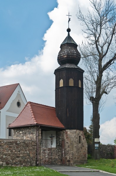 2014 Kamienica, kościół św. Jerzego, mur 02