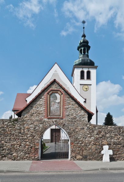 2014 Kamienica, kościół św. Jerzego, mur 11