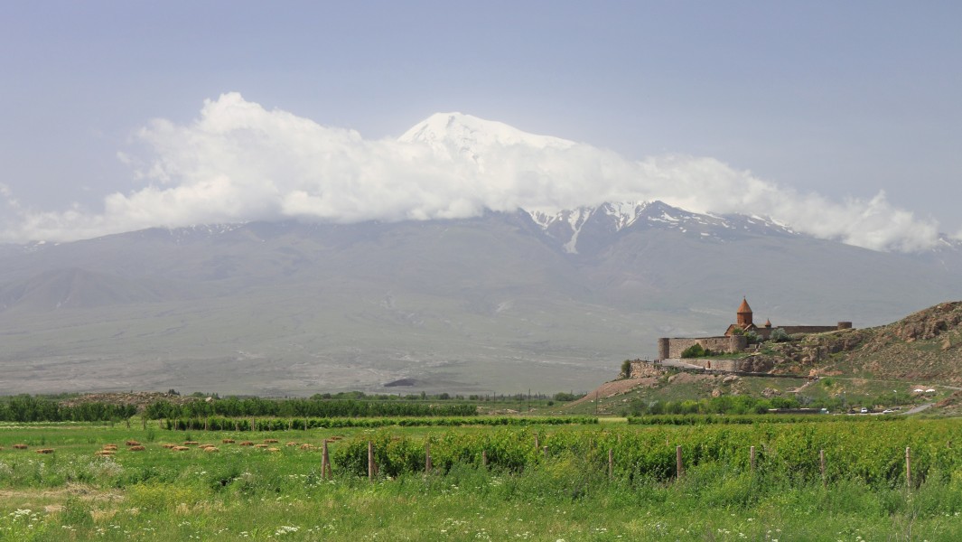 2014 Prowincja Ararat, Widok na Wielki Ararat i klasztor Chor Wirap (03)