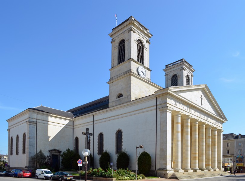 Église Saint-Louis (façade gauche) - La Roche-sur-Yon