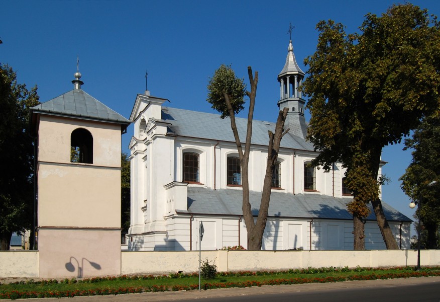 Adamów kościół z dzwonnicą