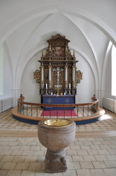 Alter og døbefont i Besser Kirke (Samsø Kommune)