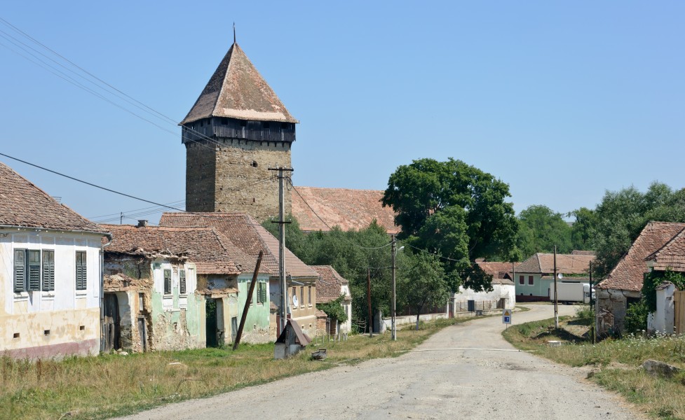 Barcut village eglise fortifiee