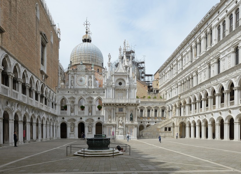 Basilica di San Marco dal cortile del Palazzo Ducale Venezia