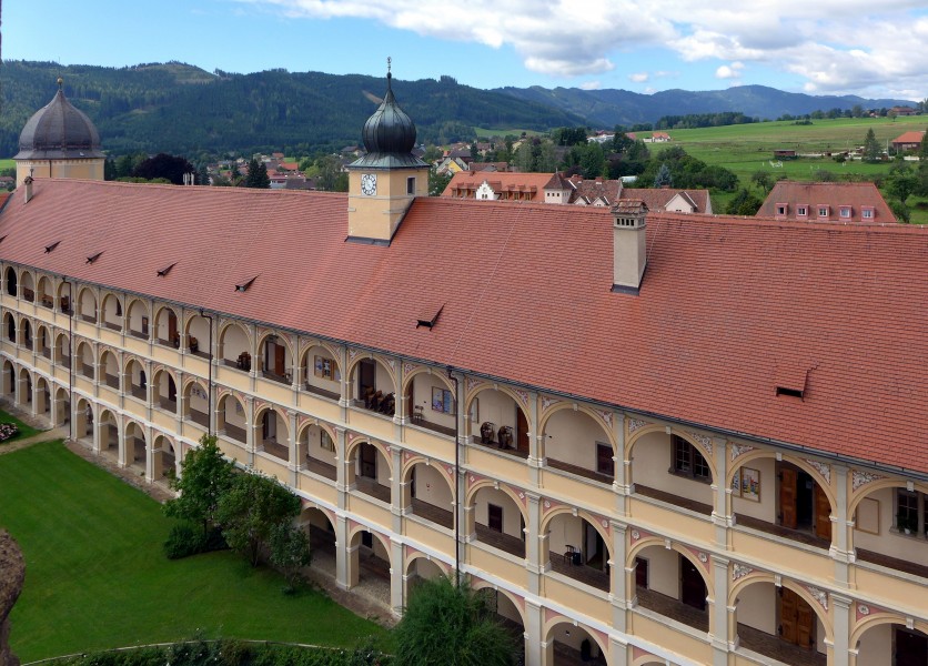 Benediktinerabtei Seckau, Blick von den Türmen der Basilika auf den Südturm und den Westtrakt des Klosters