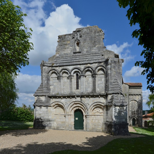 Berneuil 16 Église façade 2014