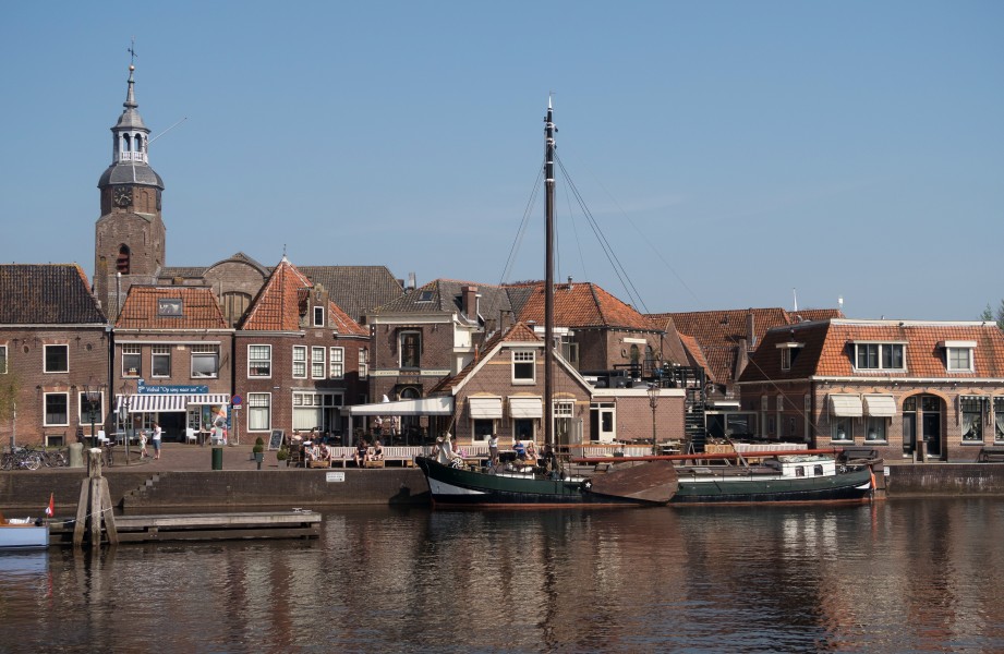 Blokzijl, de Havenkolk met zicht op de Zeedijk en de Hervormde kerk RM10448 IMG 2825 2018-04-20 14.35