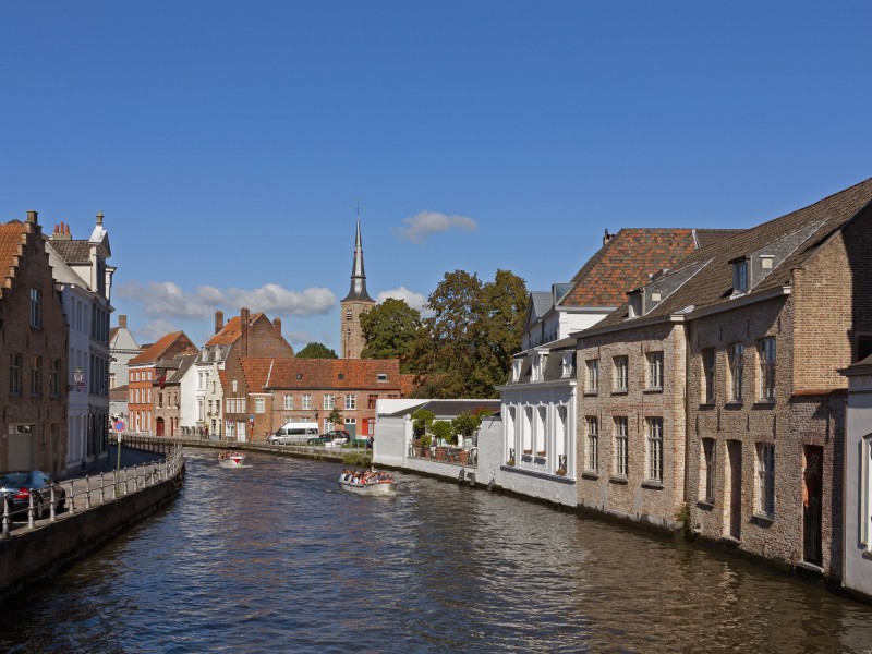 Brugge, straatzicht vanaf de brug bij Hoogstraat-Verversdijk met de Sint Annakerk (oeg83424) op de achtergrond foto5 2015-07-29 13.41