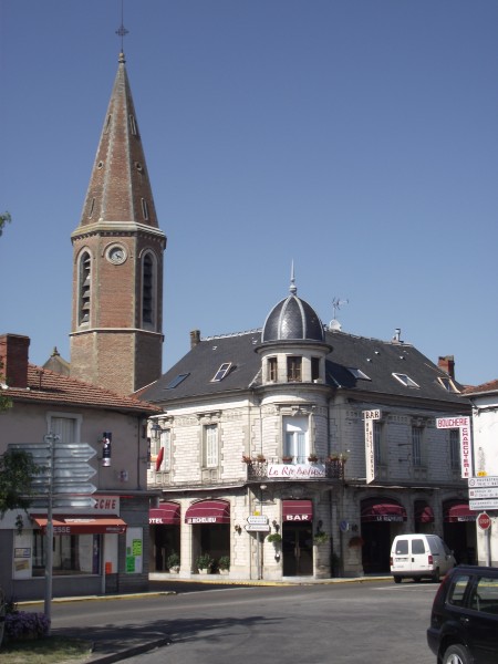 Clocher de l'église Saint-Louis et hôtel Le Richelieu à Rabastens-de-Bigorre