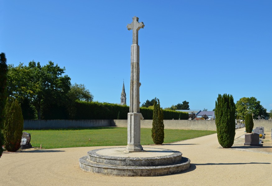 Croix hosannière de Soullans (Vendée) - Vue avec l'église en arrière-plan