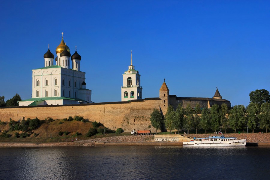 Вид на Псковский Кром с реки Великой, 2014.