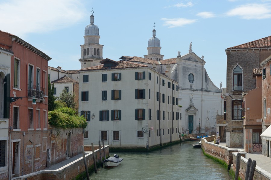 Dorsoduro Chiesa Angelo Raffaele e rio a Venezia