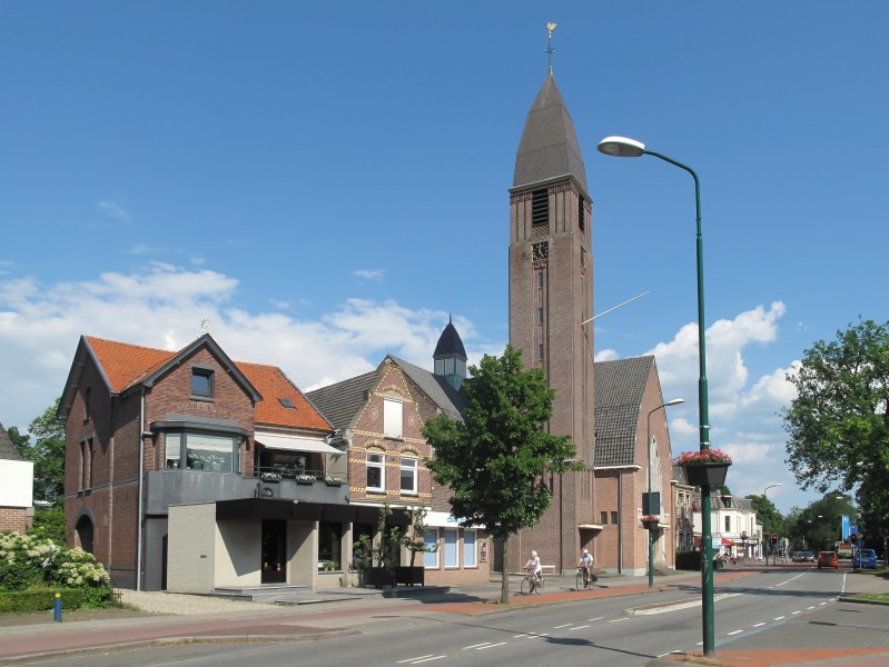 Driebergen, de Grote Kerk in straatzicht foto1 2012-05-27 16.54