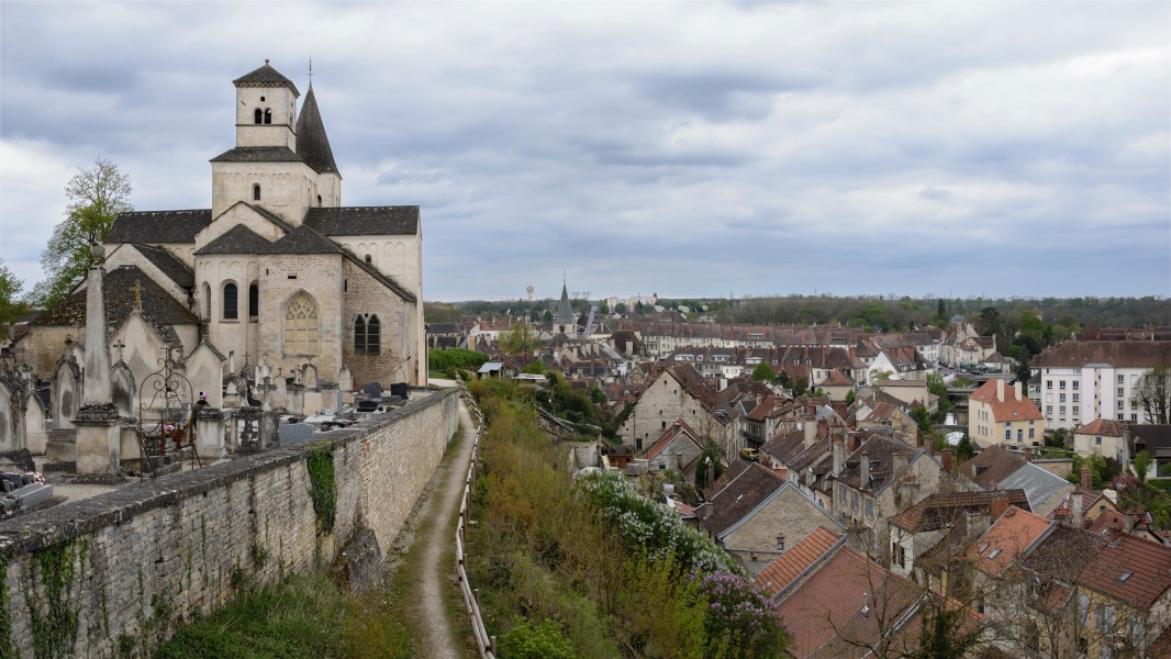 Eglise Saint-Vorles dominant Chatillon-sur-Seine