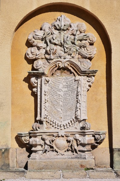 Epitafium na ścianie kościoła Podwyższenia Krzyża Świętego w Jeleniej Górze
