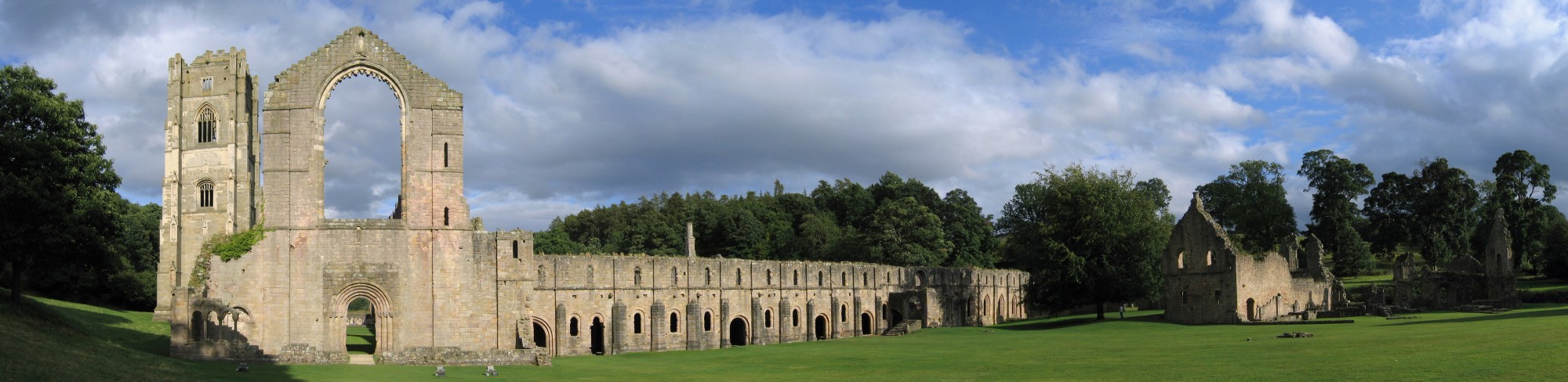 Fountains Abbey view crop1mod 2005-08-27