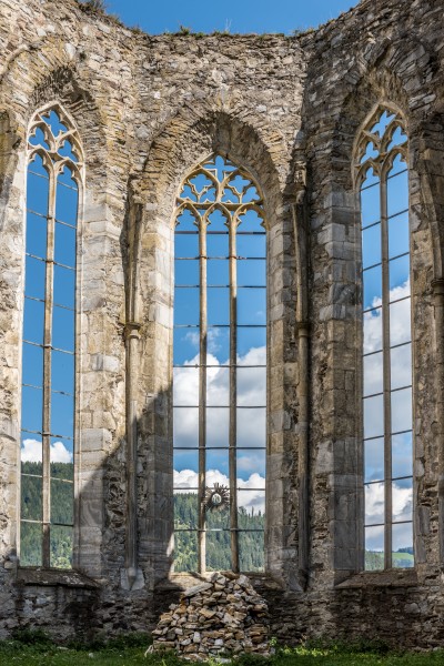 Friesach Kirchenruine Virgilienberg Apsis Maßwerkfenster 04092017 0732