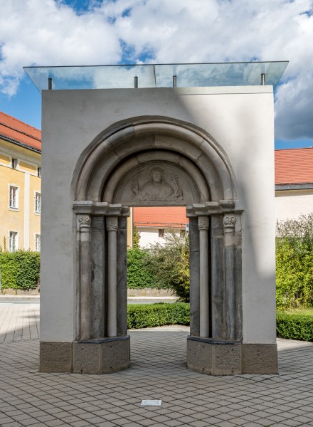 Friesach Wiener Strasse ehemaliger Karner romanisches Portal SW-Ansicht 04092017 0770