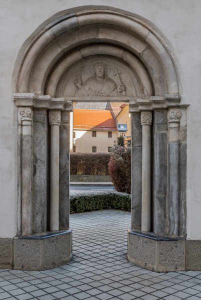 Friesach Wiener Strasse ehemaliger Karner romanisches Portal SW-Ansicht 21122016 5838