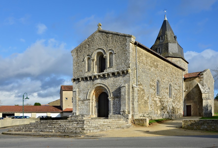 Genouillé 86 Église vue W 2013