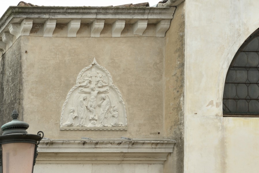 Giudecca Chiesa Santa Eufemia rilievo facciata crocifissione Venezia