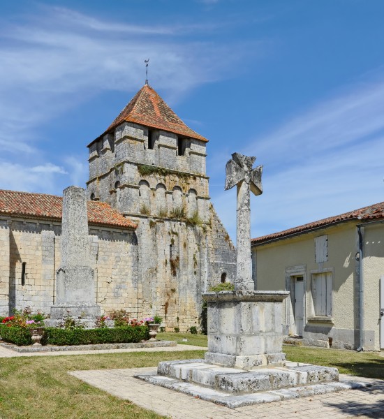 Grassac 16-Croix monument clocher 2013