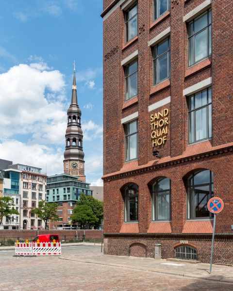 Hamburg, Speicherstadt, Kannengießerortbrücke, Block P (und Katharinenkirche) -- 2016 -- 3002