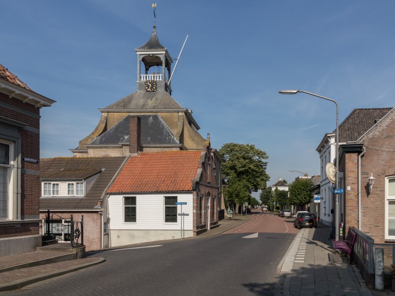 Hooge Zwaluwe, de protesantse kerk RM22205 in straatzicht foto6 2015-08-01 10.28