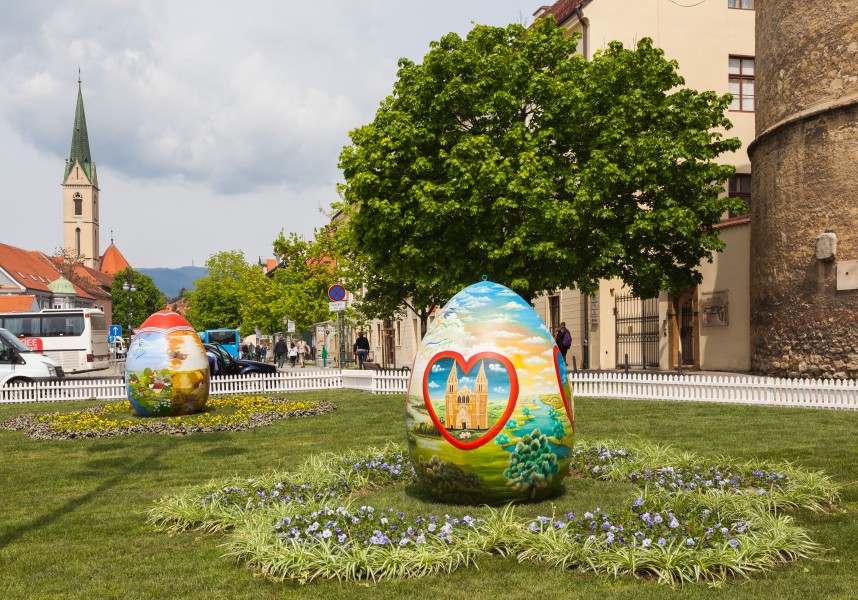 Huevos de Pascua frente a la Catedral de Zagreb, Croacia, 2014-04-13, DD 01
