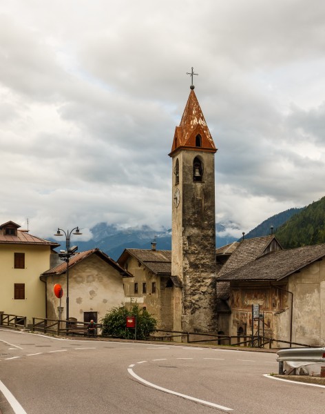 Kerk van St. Philip en St. James. Locatie, Cogolo in de autonome provincie Trento (Italië) 05