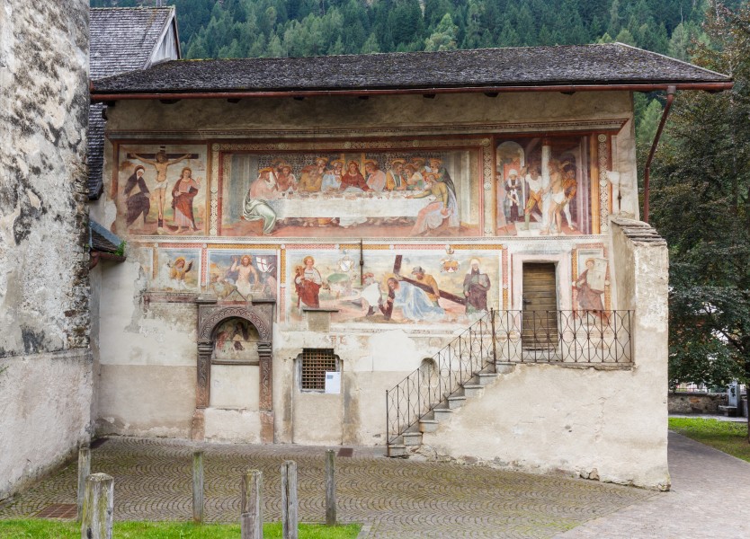 Kerk van St. Philip en St. James, muurschildering . Locatie, Cogolo in de autonome provincie Trento (Italië) 01