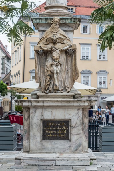 Klagenfurt Alter Platz Dreifaltigkeitssaeule Gnadenstuhl und Inschrift 23072016 3969